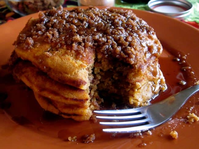 Pumpkin Cinnamon Streusel Pancakes on plaet