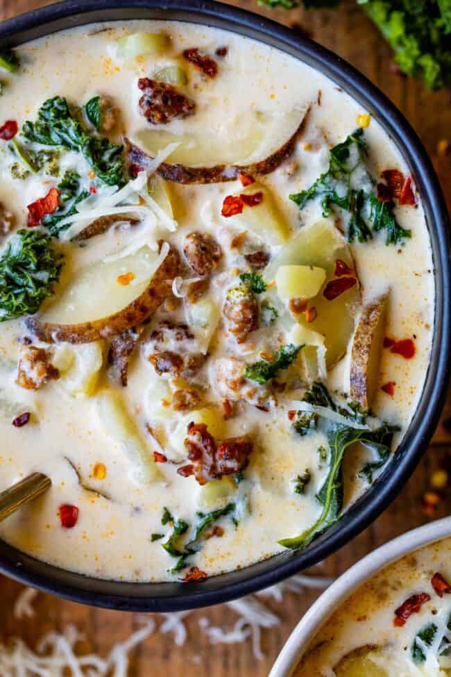 Zuppa Toscana Olive garden in a black bowl on a wooden table