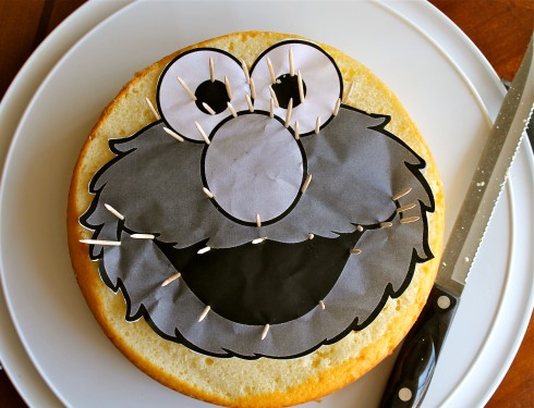 How to make an Elmo Cake  without mold  - 37