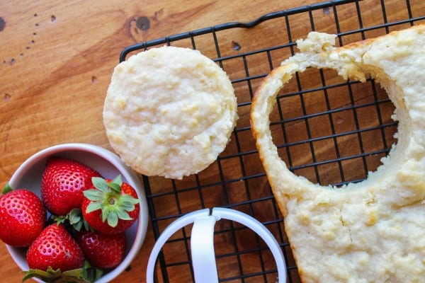 Cutting individual circle cakes