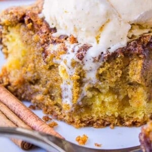 easy pumpkin pie cake with ice cream on top and cinnamon sticks