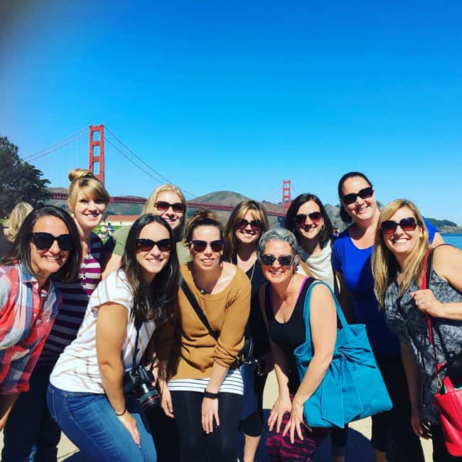 a group of friends at the Golden Gate bridge.