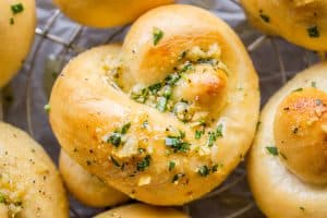 garlic knots (perfect rolls for thanksgiving!