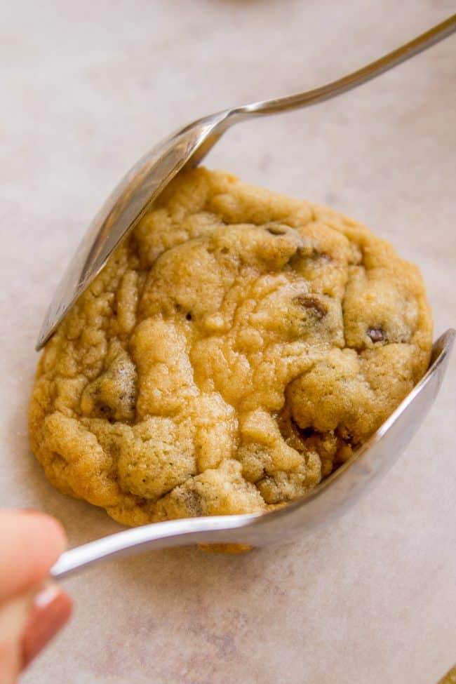 https://thefoodcharlatan.com/wp-content/uploads/2018/09/30-Minute-Chewy-Chocolate-Chip-Cookies-6-e1538076987344.jpg