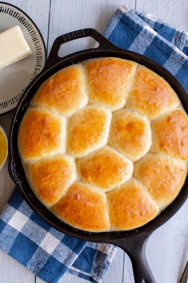 a cast iron skillet of homemade golden brown dinner rolls.