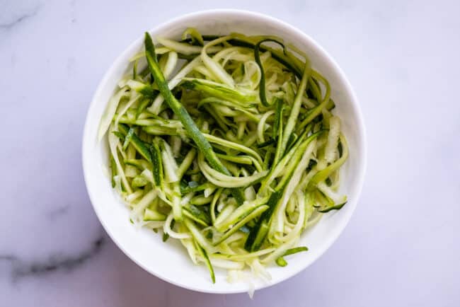 Turning the Handle of a Vegetable Spiralizer, Slicer To Make Homemade Zucchini  Noodles Stock Photo - Image of meal, food: 212127480