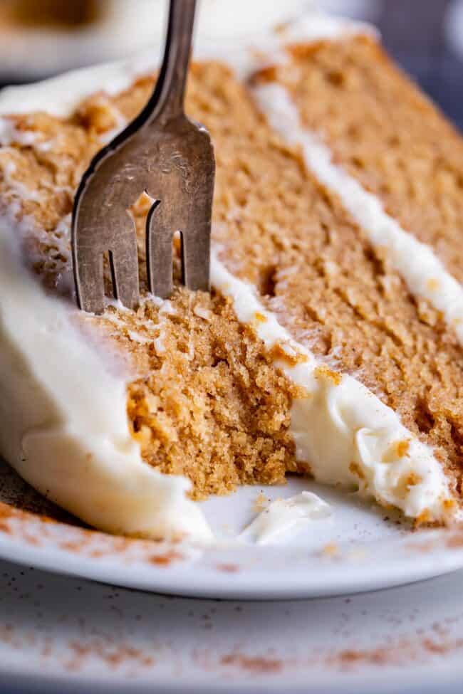 gelatina alla torta di spezie con una forchetta nella torta