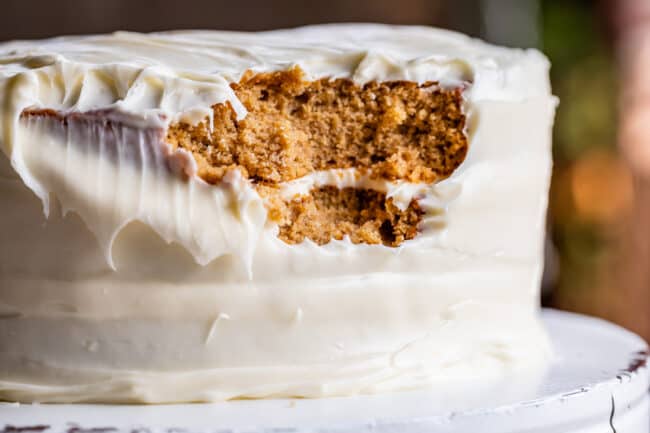 3 strati di torta alle spezie con un pezzo mancante 