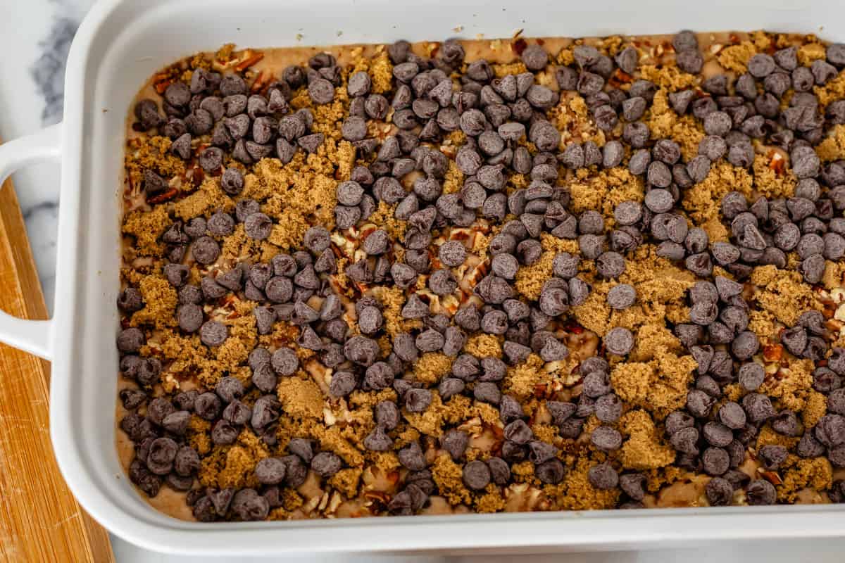 a layer of chocolate chips sitting on top of the brown sugar and pecans to make the topping.