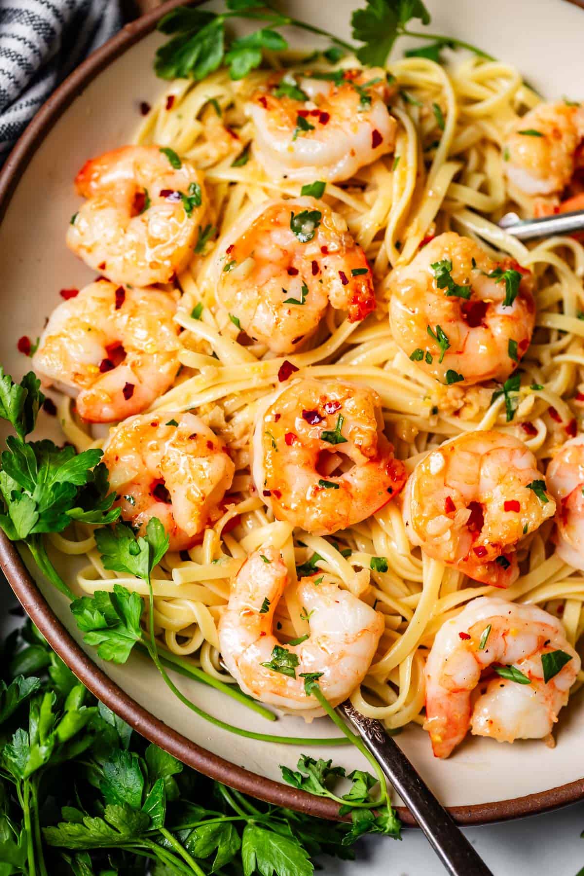 a pan of shrimp scampi with linguine pasta.