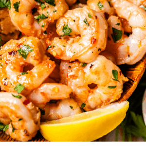 pinterest image of shrimp and noodles with text "15 minute shrimp scampi".